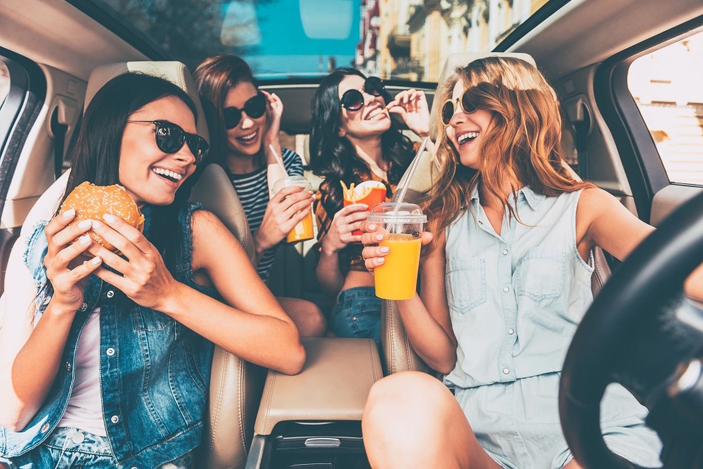 Čtyři ženy obědvající v autě
