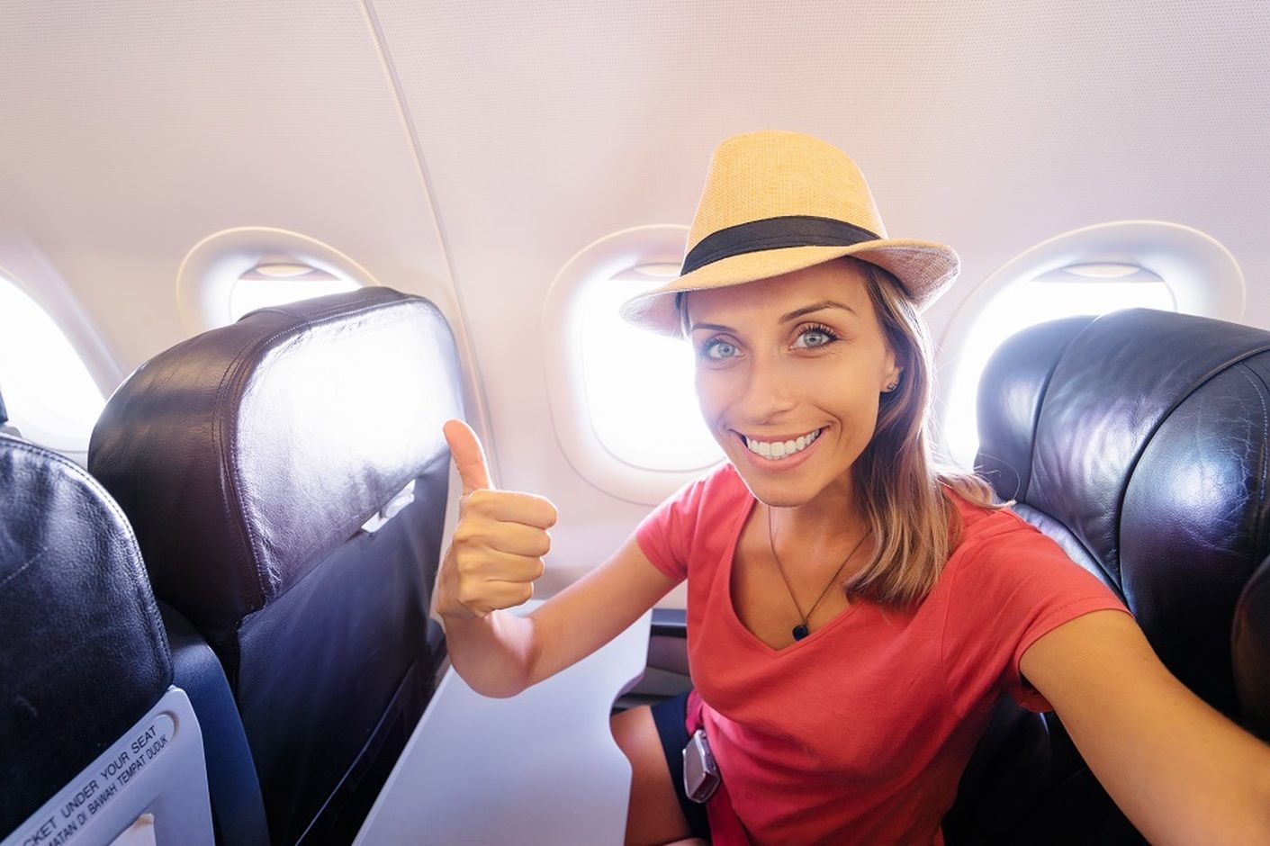 Mladá žena se fotí v letadle