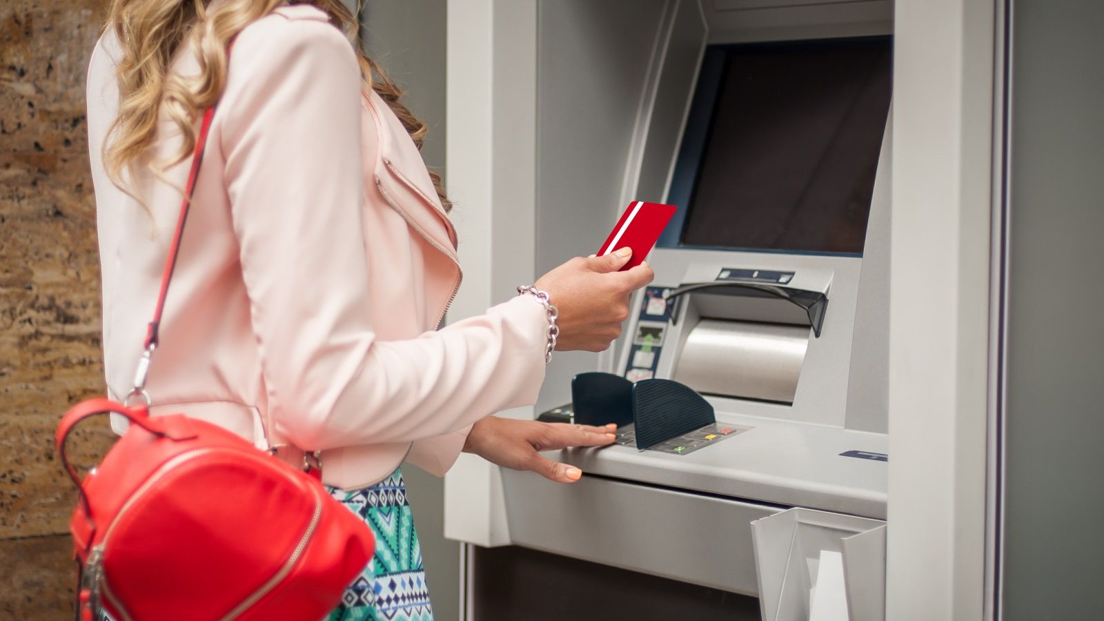 Turistka-vybira-z-bankomatu-v-zahranici.jpg Turistka-vybira-z-bankomatu-v-zahranici.jpg