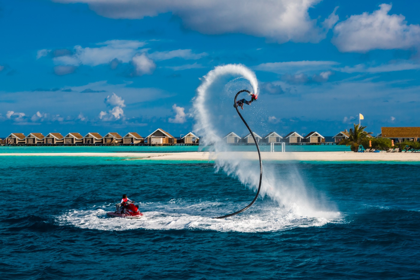 Profesionalni-jezdec-dela-triky-v-modre-lagune,-Maledivy_508701445.jpg