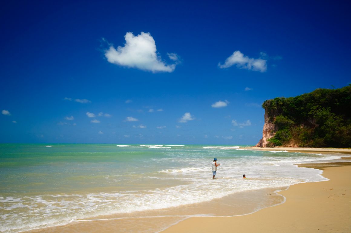 Pláž Baia dos Golfinhos v Brazílii Pláž Baia dos Golfinhos v Brazílii