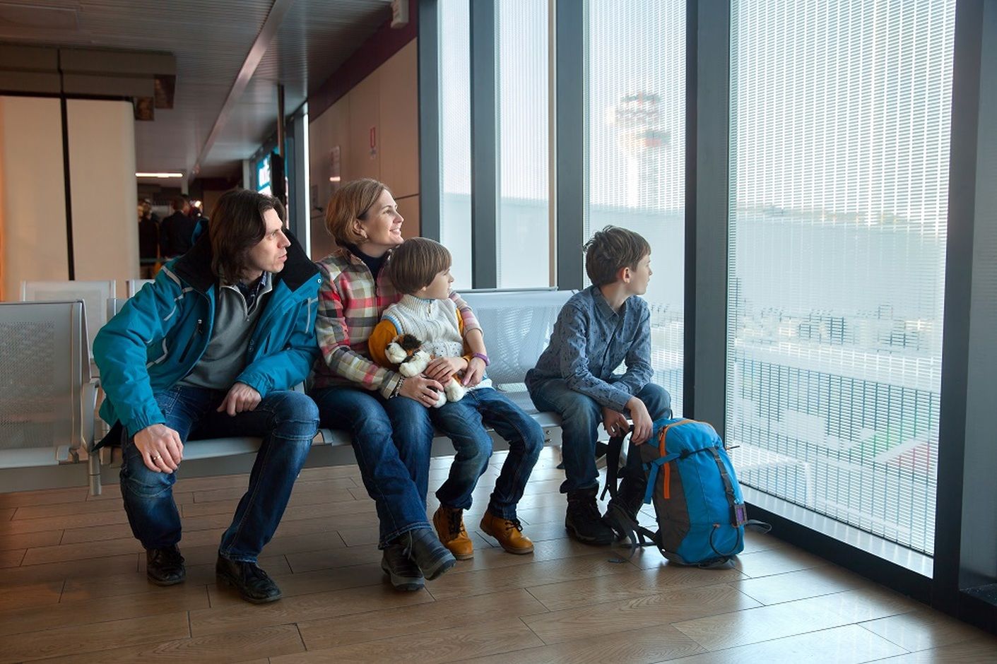 Rodina čekající se na letišti