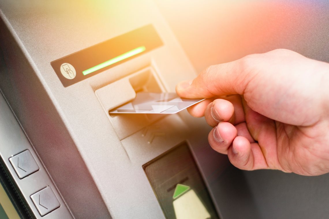 Výběr z bankomatu v zahraničí: jak ho mít co nejlevnější a na co dát pozor?